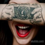 Фото тату в стиле реализм: старинный фотоаппарат Pentax, расположенный на руке, словно прикрывает глаза. Детализированный рисунок.