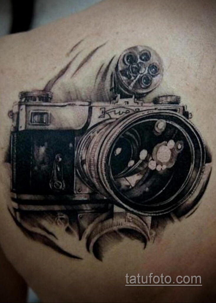 Фотография мужской татуировки фотоаппарата с добавлением эффекта дыма и шестеренок. Черно-белый рисунок с высокой детализацией.