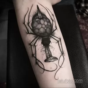 Фото тату черного паука на руке, выполненного в стиле blackwork. Крупный рисунок с использованием плотных черных заливок, создающий эффектный и мрачный образ.