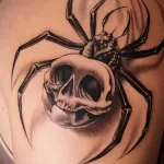 Фото тату паук на плече 25.07.2021 №015 - spider tattoo on shoulder - tatufoto.com
