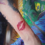Фото тату с поцелуем 05.07.2021 №020 - tattoo kiss - tatufoto.com