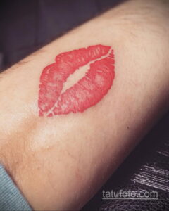 Фото тату с поцелуем 05.07.2021 №066 - tattoo kiss - tatufoto.com