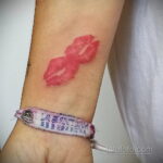 Фото тату с поцелуем 05.07.2021 №087 - tattoo kiss - tatufoto.com