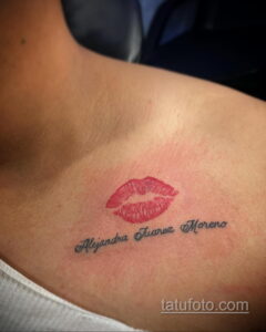 Фото тату с изображением красных губ и надписью "Alejandra Juarez Moreno" на груди. Татуировка выполнена в минималистичном стиле.