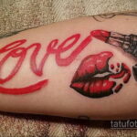 Фото тату: губы, помада и надпись 'Love' на руке. Красный рисунок татуировки, яркий и выразительный стиль, тату для девушек.