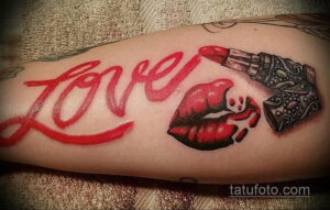 Фото тату: губы, помада и надпись 'Love' на руке. Красный рисунок татуировки, яркий и выразительный стиль, тату для девушек.