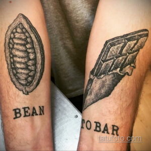 Фото парных татуировок на предплечьях: на одном - какао-боб с надписью 'BEAN', на другом - плитка шоколада с надписью 'TO BAR'. Черно-белые рисунки.