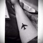 Фото тату самолет 06.07.2021 №037 - airplane tattoo - tatufoto.com