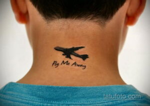 Фото тату: небольшая татуировка самолета с надписью 'Fly Me Away' на задней части шеи. Романтичный и вдохновляющий дизайн.