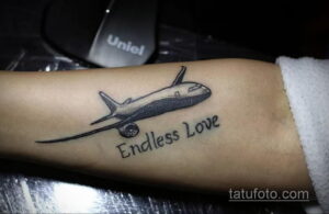 Фото тату: Черно-серая татуировка самолета с надписью 'Endless Love', символизирующая вечную любовь и страсть к путешествиям.