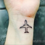 Фото тату самолет 06.07.2021 №442 - airplane tattoo - tatufoto.com