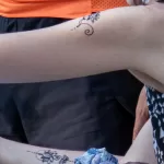 Временная тату с цветком на руке и плече девушки - Уличная тату (street tattoo) № 14–210821 2