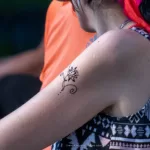 Временная тату с цветком на руке и плече девушки - Уличная тату (street tattoo) № 14–210821 3