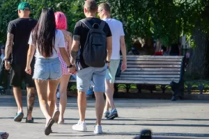 Фото тату: рука мужчины с объемной татуировкой в стиле реализм, изображающей мифологического персонажа или героя.