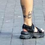 Колоритная молодая девушка с тату цветы на руку и тату подкова с глазом на ноге - Уличная тату (street tattoo) № 14–210821 8