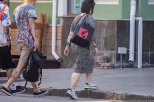 Фото тату: мужчина с татуировками на предплечьях и голенях, в стиле традиционной японской татуировки с изображением драконов и волн.