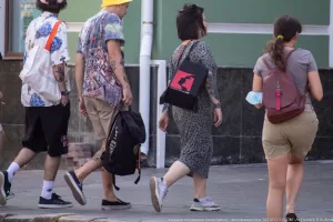 Фото тату: мужчина с татуировками на предплечьях и голенях, в стиле традиционной японской татуировки с изображением драконов и волн.