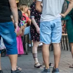 Красный славянский народный узор в цветной тату внизу ноги у девушки — уличная тату (street tattoo) № 15– tatufoto.com 230821 4