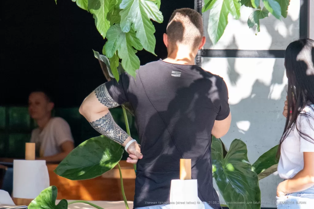 Крупная тату с узорами на левой руке парня - Уличная тату (street tattoo) № 14–210821 4