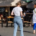 Маленькая тату браслет из ветви на руке девушки - Уличная тату (street tattoo) № 14–210821 5