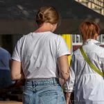 Фото тату на плече: небольшой, но выразительный рисунок, выполненный в технике минимализма, с акцентом на тонкие линии и деликатный дизайн.