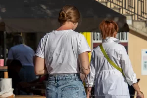 Фото тату на плече: небольшой, но выразительный рисунок, выполненный в технике минимализма, с акцентом на тонкие линии и деликатный дизайн.