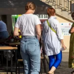 Маленькая тату браслет из ветви на руке девушки - Уличная тату (street tattoo) № 14–210821 7