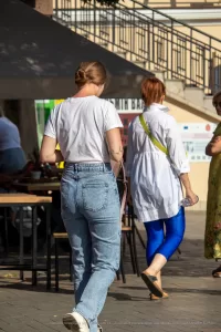 Фото тату на плече: небольшой, но выразительный рисунок в стиле минимализм, с акцентом на тонкие линии и деликатный дизайн.