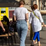 Фото тату на плече девушки: изящный рисунок, выполненный в минималистичном стиле, с тонкими линиями и деликатным цветочным мотивом.