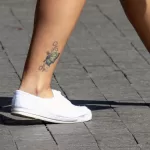 Маленькая тату с бабочкой внизу правой ноги девушки - Уличная тату (street tattoo) № 14–210821 3
