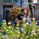 Маленькая тату с красными цветами на правой руке парня - Уличная тату (street tattoo) № 14–210821 1