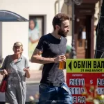 Фото тату: татуировка на руке мужчины с изображением старинного корабля. Рисунок выполнен в черно-серых тонах с высокой детализацией.