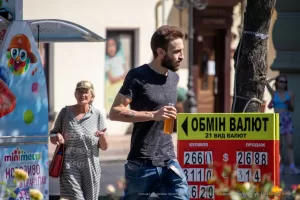 Фото тату: татуировка на руке мужчины с изображением старинного корабля. Рисунок выполнен в черно-серых тонах с высокой детализацией.
