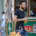 Маленькая тату с красными цветами на правой руке парня - Уличная тату (street tattoo) № 14–210821 6