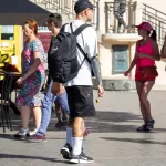 Фото татуировки на руке с изображением японского дракона и цветов. Детализированный рисунок в ярких цветах.