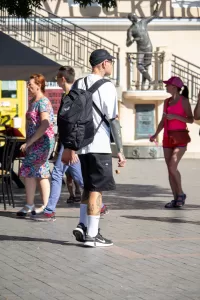 Фото татуировки на руке с изображением японского дракона и цветов. Детализированный рисунок в ярких цветах.