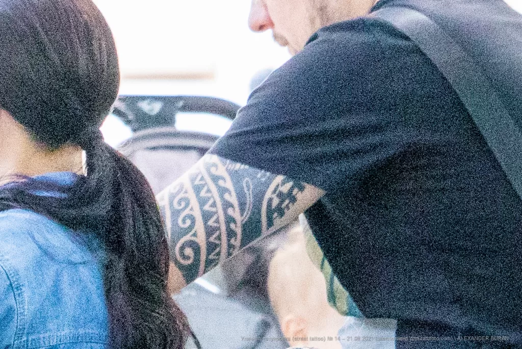 Парень с тату узорами маори на руке - Уличная тату (street tattoo) № 14–210821 2