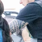 Парень с тату узорами маори на руке - Уличная тату (street tattoo) № 14–210821 2