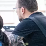 Крупный план татуировки на руке мужчины. Татуировка выполнена в черно-белых тонах и имеет сложный геометрический узор. Видны детализированные линии и тени.