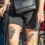 Парная, симметричная тату с валькириями выше колен на ногах у девушки — уличная тату (street tattoo) № 15– tatufoto.com 230821 19