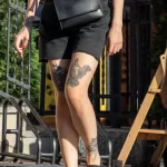 Парная, симметричная тату с валькириями выше колен на ногах у девушки — уличная тату (street tattoo) № 15– tatufoto.com 230821 2
