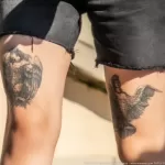 Парная, симметричная тату с валькириями выше колен на ногах у девушки — уличная тату (street tattoo) № 15– tatufoto.com 230821 6