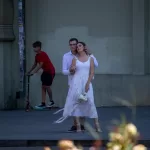 Фото: молодожены на улице, у невесты видна татуировка на руке. Фотография сделана во время свадебной фотосессии.
