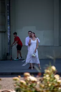 Фото: молодожены на улице, у невесты видна татуировка на руке. Фотография сделана во время свадебной фотосессии.