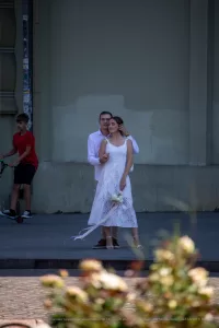 Фото: молодожены на улице, у невесты видна татуировка на руке. Фотография сделана во время свадебной фотосессии.