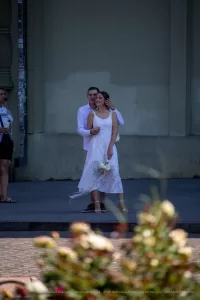 Фото: молодожены на улице, у невесты видна татуировка на руке. Фотография сделана во время свадебной фотосессии.