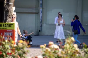 Фото: молодожены на улице, у невесты видна татуировка на руке. Фотография сделана во время свадебной фотосессии.