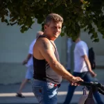 Фото татуировки на руке мужчины. Рисунок татуировки выполнен в черном цвете и имеет сложный узор.