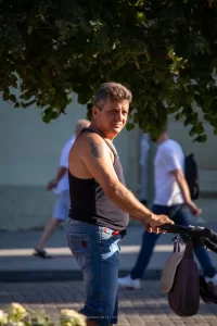 Фото татуировки на руке мужчины. Рисунок татуировки выполнен в черном цвете и имеет сложный узор.