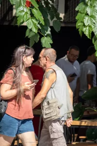 Фото тату на руке мужчины: рукава с рисунками, детализированные узоры, реалистичный стиль, темные тона, уличная фотография, общение.